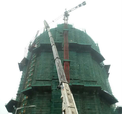 峰峰矿吊车在工地上作业